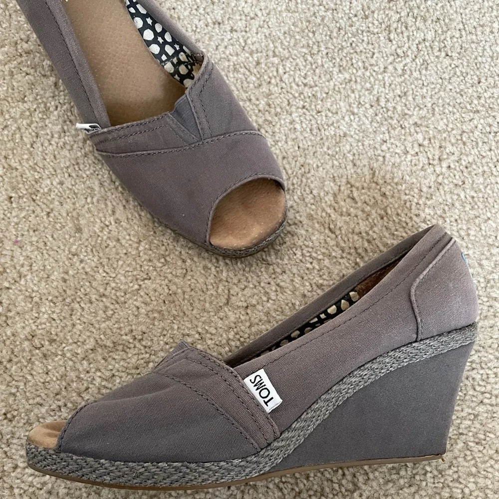 Toms these peep